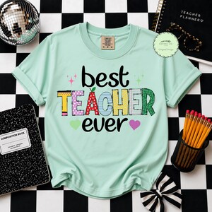 Melhor Professor(a) de Todos os Tempos PNG, Design de Letras em Patchwork Costuradas, Design de Camiseta com Estampa de Chevron e Bolinhas, Arquivo PNG DTF, Download Instantâneo