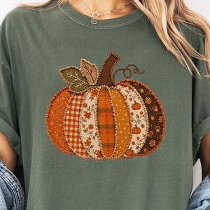 Comfort Colors Patchwork-Kürbis-Shirt | Gestepptes Blätter-T-Shirt – Rustikales Herbst-T-Shirt für Damen