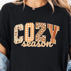 Comfort Colors Gemütliches Saison-Shirt | Geblümtes Vichy-Karo-T-Shirt mit Buchstaben – Patchwork-Herbst-T-Shirt für Damen