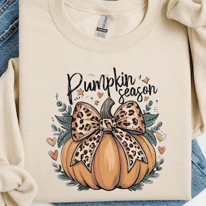 Camiseta de temporada de calabazas, lazo de leopardo llamativo con corazones: divertida camiseta de otoño para mujer.