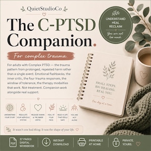 Peut inclure: Un cahier d'exercices à spirales intitulé The C-PTSD Companion avec une couverture crème ornée d'une illustration de feuille et le texte Small steps. Big healing. Real you. One day at a time. La page contient du texte descriptif sur le traumatisme complexe, des icônes pour les étapes de guérison et un indicateur de téléchargement numérique PDF.