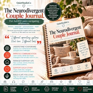 Può includere: Un diario con rilegatura a spirale intitolato The Neurodivergent Couple Journal per coppie AuDHD. La copertina mostra una scena accogliente con un cuscino, libri e una tazza. Il testo include Understand your brains, Improve communication, Manage everyday life, Support each other e Build a life you love, con icone per profili di partner, tracker sensoriale e altro.