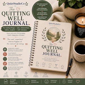 Puede incluir: Un diario de espiral titulado The Quitting Well Journal con una cubierta color crema que presenta una ilustración circular de una puerta abierta en un paisaje. El texto incluye secciones sobre estrategias de salida, duelo e integración, con iconos de decisión, planificación y crecimiento. Un bolígrafo negro, una vela y una taza están colocados cerca.
