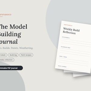 Op de afbeelding: Een printbaar PDF-journaal getiteld The Model Building Journal met secties voor Kits, Builds, Paints en Weathering. De pagina toont een Weekly Build Reflection-sjabloon met lijnen voor On The Bench, Techniques Tried, Paint + Finish en What I Learned.