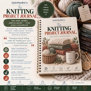 Może przedstawiać: Spiralny dziennik projektów dziewiarskich zatytułowany The Knitting Project Journal z podtytułem Same Yarn. A Richer Story. Okładka zawiera ilustrację stosu dzianin, kłębków włóczki w koszykach oraz kubka z napisem Good Yarn Brighter Days.