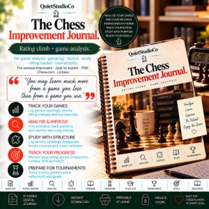 Peut inclure: Un journal d'amélioration des échecs à reliure spirale présentant une image de couverture avec un échiquier, des pièces et une tasse. La couverture affiche le titre, le logo QuietStudioCo et des sections pour les ouvertures et tactiques.
