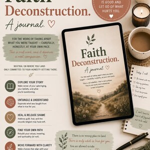 Może przedstawiać: Cyfrowy tablet wyświetlający dziennik zatytułowany Faith Deconstruction. Ekran pokazuje ścieżkę przez pole z tekstem o autorefleksji. W otoczeniu znajduje się notatnik, długopis i kubek, z wydrukowanym tekstem opisującym kroki do odkrywania osobistych historii, rozplątywania przekonań, uzdrawiania i znajdowania nowej ścieżki.