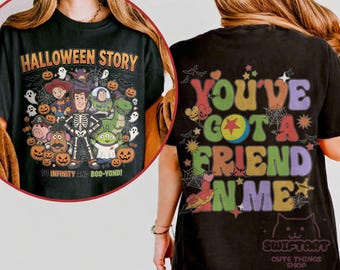 Può includere: Una t-shirt nera con una grafica frontale di personaggi di Toy Story in costumi di Halloween, zucche e il testo HALLOWEEN STORY TO INFINITY AND BOO-YOND. La grafica sul retro mostra il testo YOU'VE GOT A FRIEND IN ME con stelle e ragnatele.