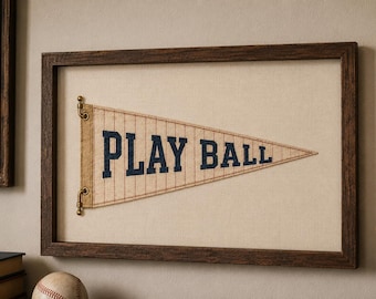 Vintage Play Ball Wimpel Print | Honkbal Muurdecoratie Kinderkamer | Amerikaanse Jongenskamer Decoratie | Sportieve Speelkamer Galerij Muur Download