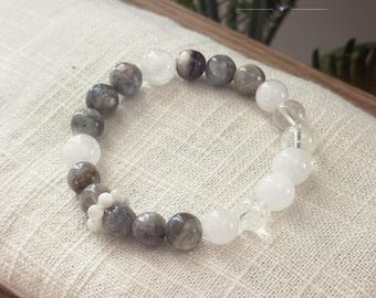 Armband med turmalinerad kvartskristall – Silver Fog Latte, smycken med svarta vita pärlor, balanserad gåva