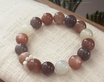 Rainbow Moonstone Crystal Armband – Caramel Macchiato, Bruna Vita Pärlor Smycken, Komfortgåva
