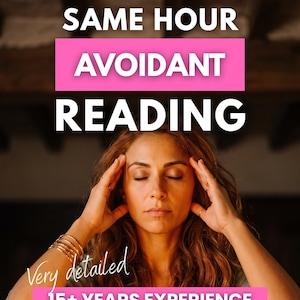 Pode incluir: Uma pessoa com cabelos castanhos longos e ondulados tem os olhos fechados e as mãos nas têmporas. O texto sobreposto diz: SAME HOUR AVOIDANT READING, Very detailed e 15+ YEARS EXPERIENCE. A pessoa veste uma blusa verde e pulseiras douradas.