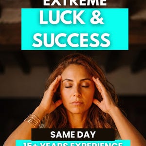 Może przedstawiać: Osoba z długimi, falowanymi brązowymi włosami ma zamknięte oczy i dłonie na skroniach. Nałożone napisy to EXTREME LUCK & SUCCESS, SAME DAY oraz 15+ YEARS EXPERIENCE. Osoba ma na sobie jasnozielony top i zestaw złotych bransoletek na nadgarstku.