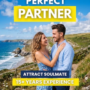 Könnte beinhalten: Ein Paar umarmt sich auf einem Küstenpfad mit Texteinblendungen: PERFECT PARTNER, ATTRACT SOULMATE und 15+ YEARS EXPERIENCE. Die Person links trägt ein blaues Blumenkleid, die Person rechts ein hellblaues Hemd mit Knopfleiste.