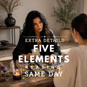 Può includere: Una sessione di lettura di tarocchi con una persona dai capelli scuri ondulati e un top nero, seduta di fronte a un'altra persona a un tavolo di legno. Il testo recita EXTRA DETAILD FIVE ELEMENTS READING SAME DAY, con cristalli e una candela.