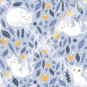 Könnte beinhalten: Ein nahtloses Muster mit weißen Katzen in verschiedenen Posen, darunter schlafend, spielend und sitzend, durchsetzt mit gelben tulpenartigen Blumen sowie blauen und dunkelgrauen Blättern auf hellblauem Hintergrund mit dem Text Uruk Design Co.