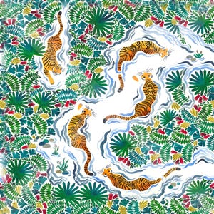 Könnte beinhalten: Ein sich wiederholendes Muster mit orangefarbenen und schwarzen Tigern, die durch gewundene blaue Wasserläufe schwimmen, umgeben von dichtem grünem tropischem Blattwerk, Palmblättern und kleinen roten Blüten auf weißem Grund.