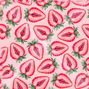 Könnte beinhalten: Ein sich wiederholendes Muster aus aufgeschnittenen Erdbeeren auf hellrosa Hintergrund. Jede Erdbeerscheibe zeigt ein leuchtend rotes und rosafarbenes Inneres mit sichtbaren Kernen und einem grünen Blattstiel an der Basis.