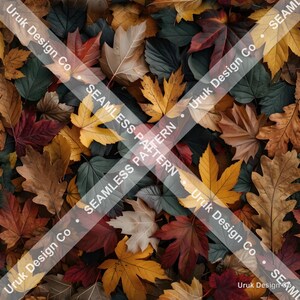 Könnte beinhalten: Ein nahtloses Muster aus herbstlichem Laub in den Farben Dunkelrot, Goldgelb, Dunkelgrün und Braun. Das Bild zeigt eine sich wiederholende Anordnung verschiedener Blattformen, darunter Ahorn und Eiche, mit einem Wasserzeichen-Text.