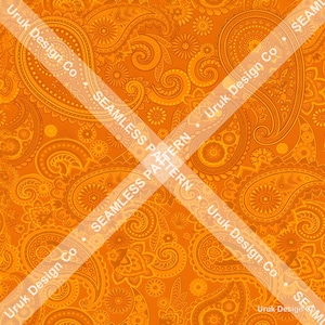 Könnte beinhalten: Ein leuchtend oranges nahtloses Muster mit komplizierten Paisley-Motiven, wirbelnden Tropfenformen und kleinen floralen Elementen. Das Design ist mit einem sich wiederholenden diagonalen Wasserzeichen Uruk Design Co SEAMLESS PATTERN überlagert.