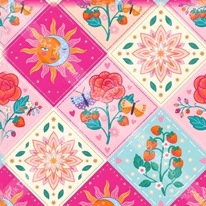 Könnte beinhalten: Ein sich wiederholendes Rautenmuster mit lebendigen Illustrationen von Sonnen- und Mondgesichtern, blühenden rosa Rosen, orangefarbenen Schmetterlingen und roten Erdbeeren an Stielen. Das Design umfasst sanfte Pastellhintergründe in Rosa, Hellblau und Creme.
