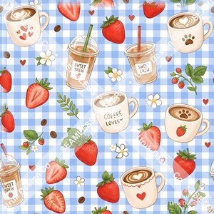 Könnte beinhalten: Ein nahtloses Muster mit Illustrationen von Kaffeetassen, Eiskaffeebechern mit der Aufschrift Sweet Brew, ganzen und aufgeschnittenen Erdbeeren, Kaffeebohnen, kleinen weißen Blüten und roten Herzen auf einem blau-weiß karierten Hintergrund.