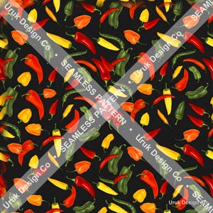 Könnte beinhalten: Ein nahtloses Muster mit einer Vielzahl von Chilischoten in Rot-, Orange-, Gelb- und Grüntönen auf schwarzem Hintergrund. Das Design enthält den wiederkehrenden Text Uruk Design Co und SEAMLESS PATTERN über das Bild.