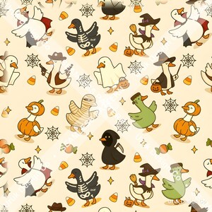 Könnte beinhalten: Ein nahtloses Muster auf hellbeigem Hintergrund mit Cartoon-Enten in verschiedenen Halloween-Kostümen wie Vampiren, Skeletten, Hexen, Mumien, Geistern und Kürbissen, durchsetzt mit Spinnenweben, Zuckermais und kleinen Sternen.