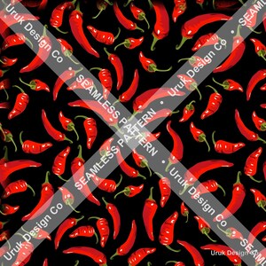 Könnte beinhalten: Ein nahtloses Muster mit zahlreichen leuchtend roten Chilischoten, die auf einem einfarbigen schwarzen Hintergrund verteilt sind. Das Design enthält ein diagonales Wasserzeichen mit dem Text Uruk Design Co SEAMLESS PATTERN.