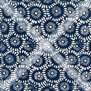 Könnte beinhalten: Ein nahtloses Muster mit einem sich wiederholenden Blumenmotiv in Creme auf dunkelblauem Hintergrund. Das Design besteht aus kreisförmigen Formen mit strahlenden Blütenblättern und einem zentralen Punkt, überlagert von diagonalem Wasserzeichentext.
