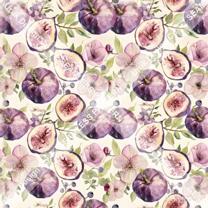 Könnte beinhalten: Ein nahtloses Muster mit Aquarellillustrationen von ganzen und halbierten violetten Feigen, hellrosa Blüten und kleinen blauen Beeren auf cremefarbenem Grund. Das wiederkehrende Design enthält grüne Blätter und Stängel im gesamten Bild.