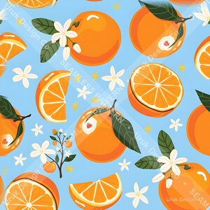 Op de afbeelding: Een naadloos patroon op een lichtblauwe achtergrond met heldere oranje citrusvruchten, sinaasappelpartjes, groene bladeren en witte bloesems met vijf bloemblaadjes. Kleine gele stervormige accenten zijn over het ontwerp verspreid.