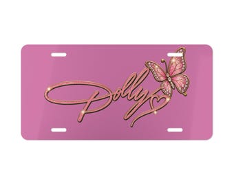 Dolly-Schriftzug mit Schmetterlingsmotiv | Rosa dekoratives Nummernschild