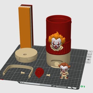 以下が含まれることがあります： 3Dプリントされたタンブラーキット。ペニーワイズのピエロのエンブレムが付いた赤い円筒形のカップ、ベージュの蓋、ベージュのハンドル、2つの小さなベージュのペグ、赤い円形のコンポーネント、およびグリッドベース上の小さなペニーワイズのフィギュアが含まれています。