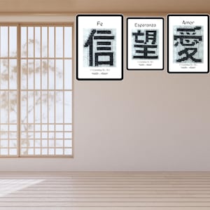 Peut inclure: Trois cadres muraux présentant des caractères chinois noirs dans un style point de croix. Les affiches portent les inscriptions Fe, Esperanza et Amor, avec le texte 1 Corintios 13:13 et des motifs de feuilles imprimés sous chaque caractère.
