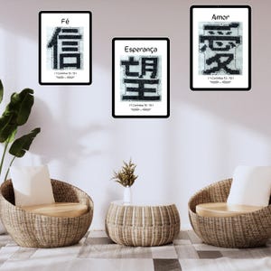 Peut inclure: Trois affiches murales rectangulaires présentant des caractères chinois noirs style point de croix. L'affiche de gauche affiche 'Fé' et '信', celle du centre 'Esperança' et '望', et celle de droite 'Amor' et '愛'. Chaque affiche inclut le texte '1 Coríntios 13:13'.