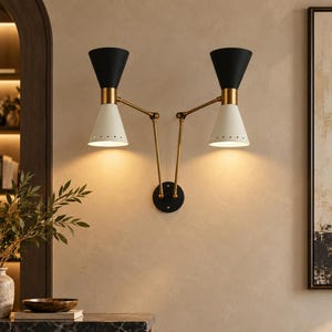 ミッドセンチュリースタイルのダブルアームウォールランプ｜調節可能な穴あきコーンシェード（リーチ25インチ）