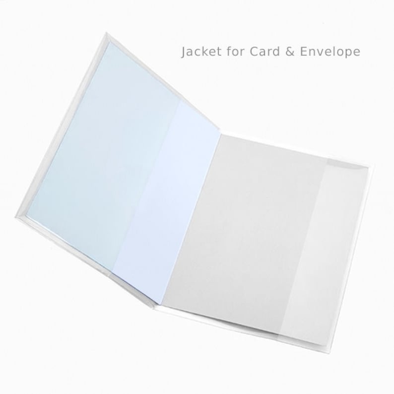 Peut inclure: Une pochette en plastique transparent pour carte et enveloppe, ouverte pour montrer l'int&eacute;rieur. Elle pr&eacute;sente un insert bleu clair &agrave; gauche et un insert blanc &agrave; droite. Le texte "Jacket for Card & Envelope" est visible.