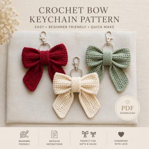 Può includere: Tre portachiavi a forma di fiocco all'uncinetto in rosso scuro, verde salvia e crema, ciascuno con un moschettone in metallo argentato. Il testo recita CROCHET BOW KEYCHAIN PATTERN, EASY, BEGINNER FRIENDLY, QUICK MAKE e PDF DOWNLOAD con icone.
