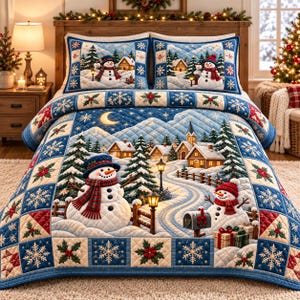 Puede incluir: Una colcha acolchada y dos fundas de almohada a juego con una escena de pueblo invernal con muñecos de nieve, pinos, casas y una iglesia. El diseño incluye una paleta de colores azul y crema con patrones de copos de nieve y acebo.