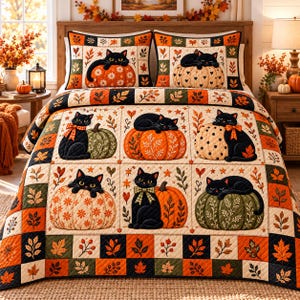 Op de afbeelding: Een doorgestikte sprei en twee bijpassende kussenslopen met een herhalend patroon van zwarte katten en pompoenen. Het ontwerp bevat oranje, groene en crèmekleurige vierkanten met herfstbladmotieven en diverse houdingen van katten.