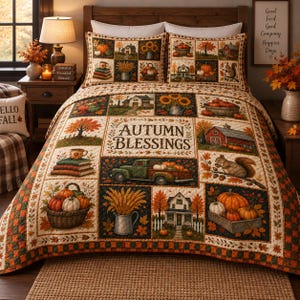 Puede incluir: Una colcha acolchada y dos fundas de almohada a juego con un diseño de patchwork que presenta ilustraciones de temática otoñal, incluyendo calabazas, un camión verde, un granero rojo, girasoles, trigo y ardillas, con el texto Autumn Blessings.