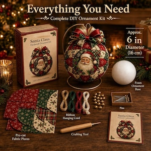 Könnte beinhalten: Ein Santa Claus Patchwork-Weihnachtsschmuck-Set mit Karton, einer 16 cm großen Schaumstoffkugel, vorgeschnittenen roten und grünen Stoffstücken, Bändern, goldenen Stecknadeln, einem Bastelwerkzeug und einer Anleitung auf einer Holzoberfläche.