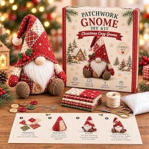 Pode incluir: Um kit de artesanato Patchwork Gnome para um gnomo de Natal, incluindo um gnomo acabado, uma caixa com instruções, peças de tecido pré-cortadas, agulhas, linha, tesoura e enchimento. O kit apresenta um guia visual de quatro passos.