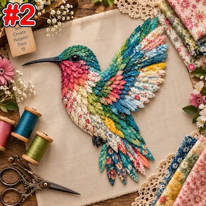 Puede incluir: Un aplique de tela con forma de colibrí, elaborado con piezas de tela superpuestas con motivos florales en tonos verde, azul, rosa y amarillo. El ave presenta un largo pico negro y un ojo oscuro, sobre un fondo de lino beige con artículos de costura.