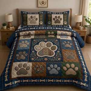 Puede incluir: Una colcha acolchada y dos fundas de almohada a juego con un diseño de patchwork de huellas de patas y motivos de huesos. La ropa de cama presenta una paleta de colores azul, marrón y verde, con varios patrones como cuadros y vichy.