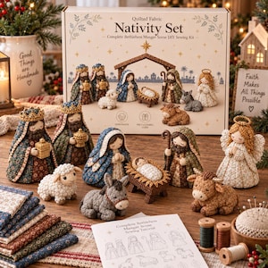 Puede incluir: Un kit de costura DIY para un belén de tela acolchada que incluye una caja con ilustraciones de figuras, un pesebre y texto. El conjunto contiene figuras de tela estilo ganchillo, un ángel, un burro, una oveja, una vaca y un tutorial de costura.
