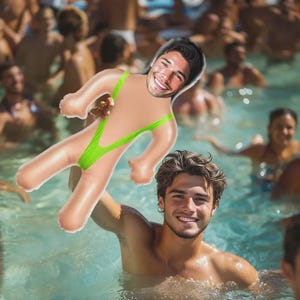 Peut inclure: Une poupée gonflable avec un teint clair, un maillot de bain style string de couleur vert néon vif et une impression photographique du visage souriant d'une personne aux cheveux foncés. La poupée a un corps lisse et arrondi avec des membres.
