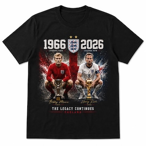 Könnte beinhalten: Ein schwarzes Kurzarm-T-Shirt mit einem Grafikdruck von Bobby Moore und Harry Kane sowie dem Text 1966, 2026, Legends Then, Legends Now, Bobby Moore, Harry Kane und The Legacy Continues England, zentriert über dem Wappen der englischen Nationalmannschaft.