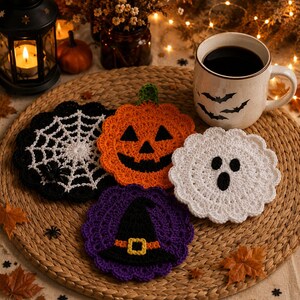 Puede incluir: Un juego de cuatro posavasos redondos de ganchillo con diseños de Halloween: una telaraña negra con una araña, una calabaza naranja, un fantasma blanco con cara negra y un posavasos morado con un sombrero de bruja negro y hebilla amarilla.